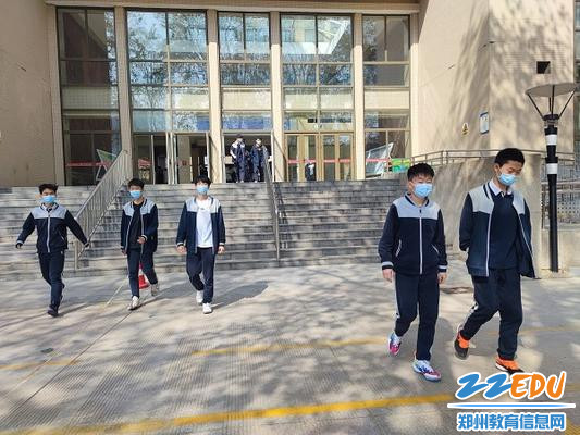 校园内，学生常态化佩戴口罩