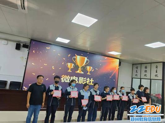2. 志愿者通过广播发出倡议