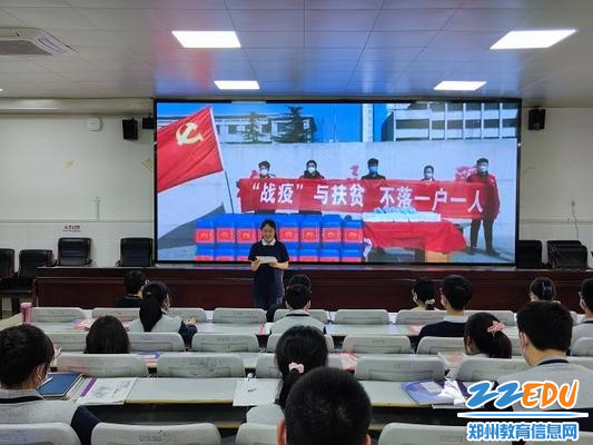 优秀学生代表进行演讲展示
