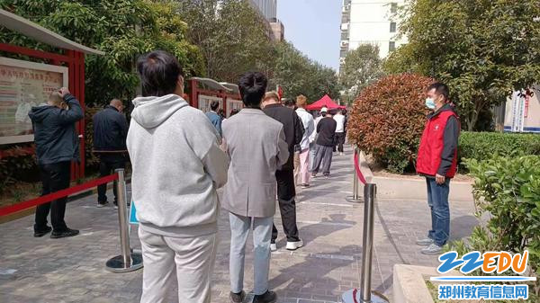 1. 志愿者提醒大家保持距离