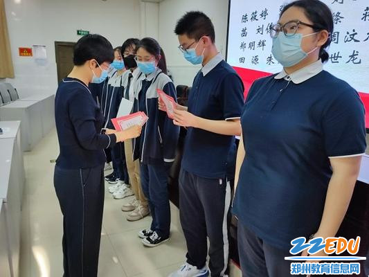 副校长谢悦为获奖学生颁奖