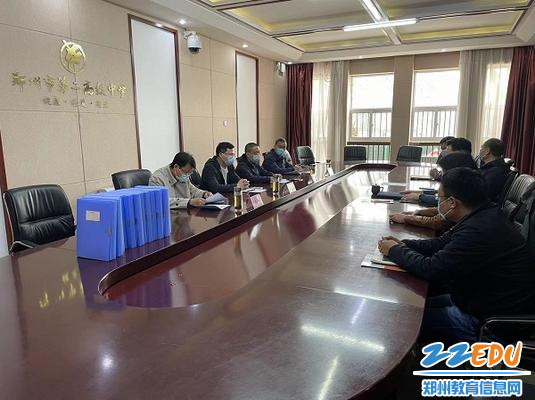 学校领导向检查组汇报工作