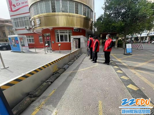 学校大门口防洪设施设备安装到位
