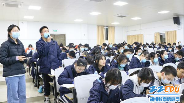 2刘梦薇老师为学生讲解_副本