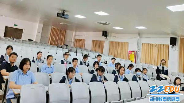6.专心倾听的同学们_副本