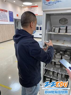 检查餐厅食品留样