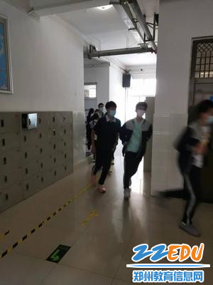 6学生疏散演练中