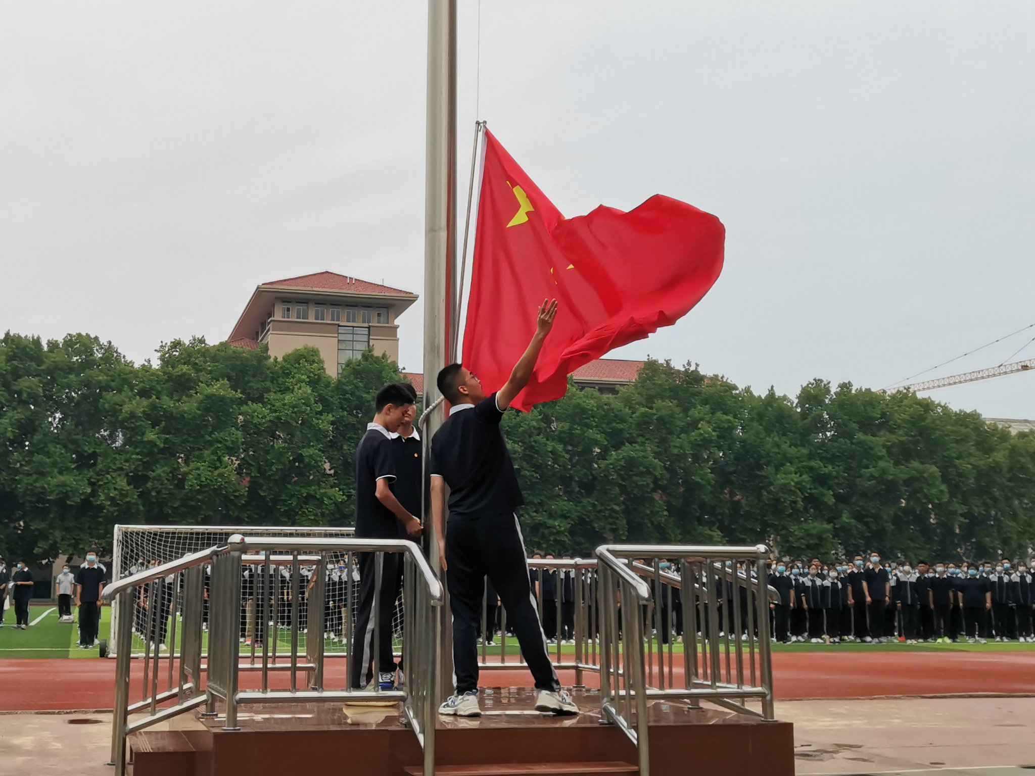 旗手由高三年级人工智能2班  马骥、 兰怙凯   、 秦豪  同学担任，护旗手由  郭紫玥  、  杨晓涵   同学担任_副本.jpg