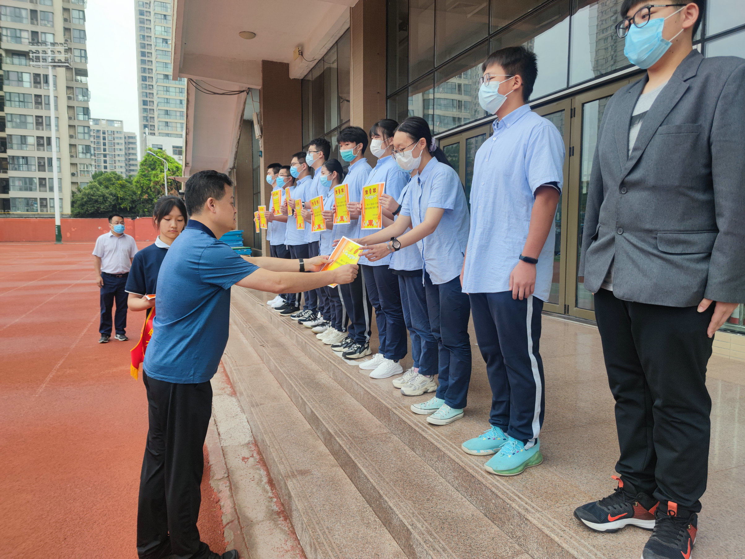 王瑞校长为先进班集体颁发奖状_副本.jpg