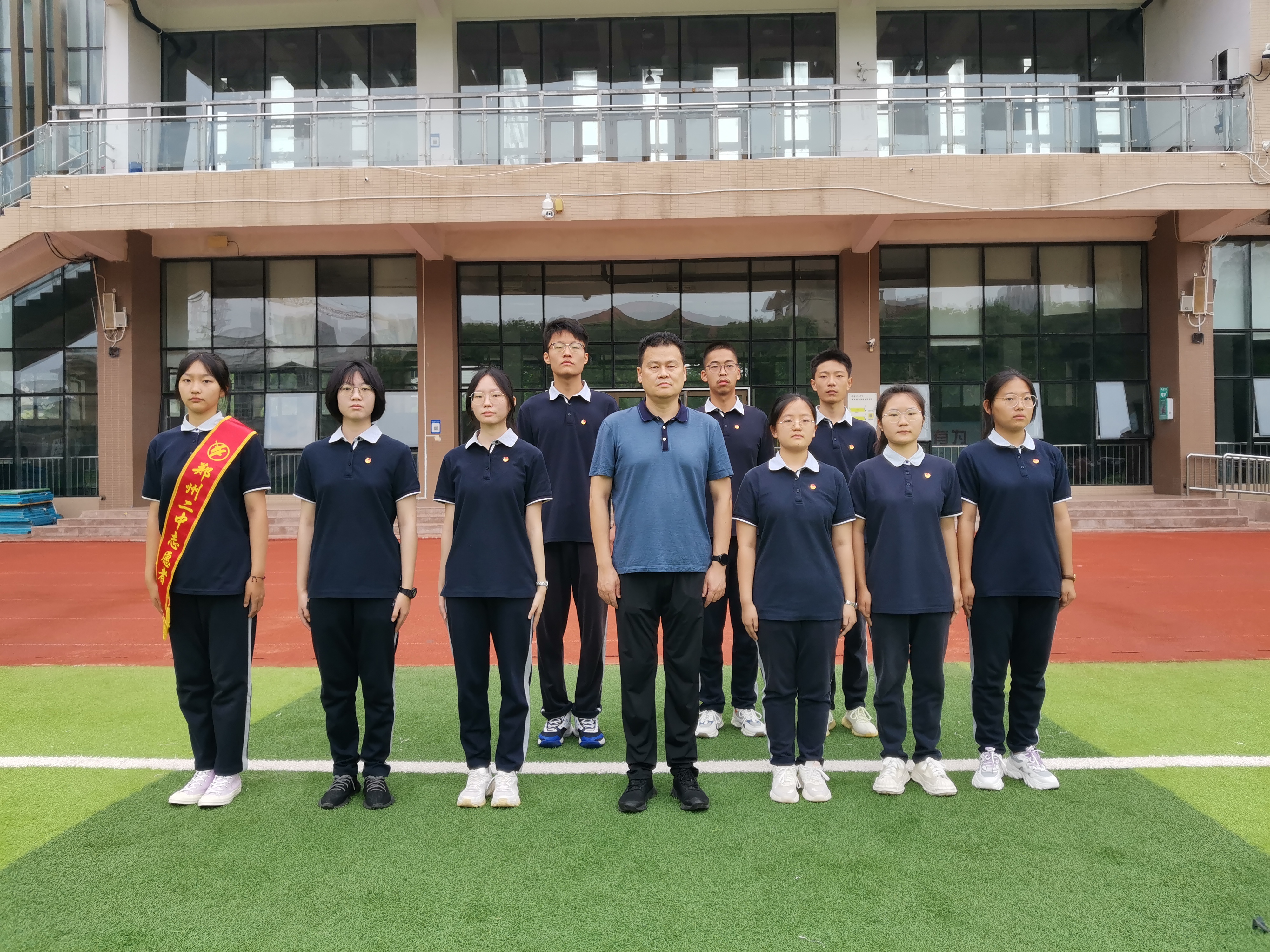 王瑞校长与参与开学典礼学生合影.jpg