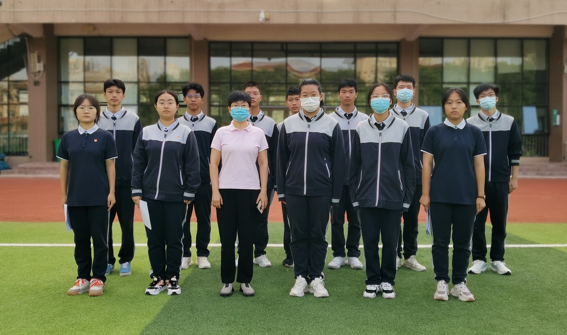 学校领导与参加升国旗仪式学生合影1.jpg