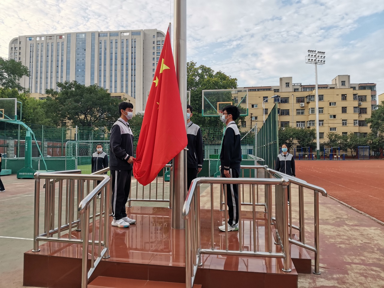 旗手：李铭皓 、 李权海 、  陈标辉 ，护旗手： 李若雯  、  路斯迈.jpg