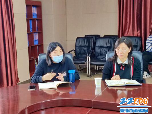 班主任张俊丽与张教授交流_副本_副本
