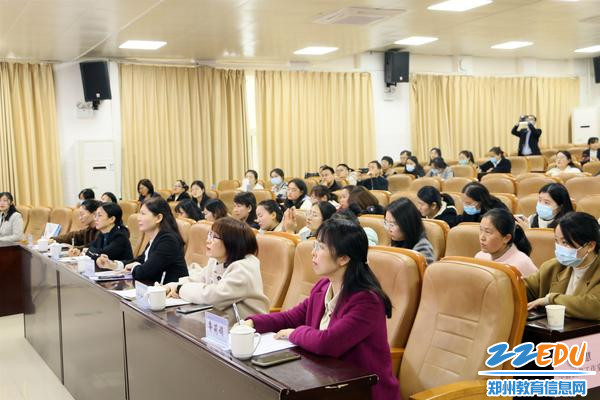 老师们认真聆听讲座_副本