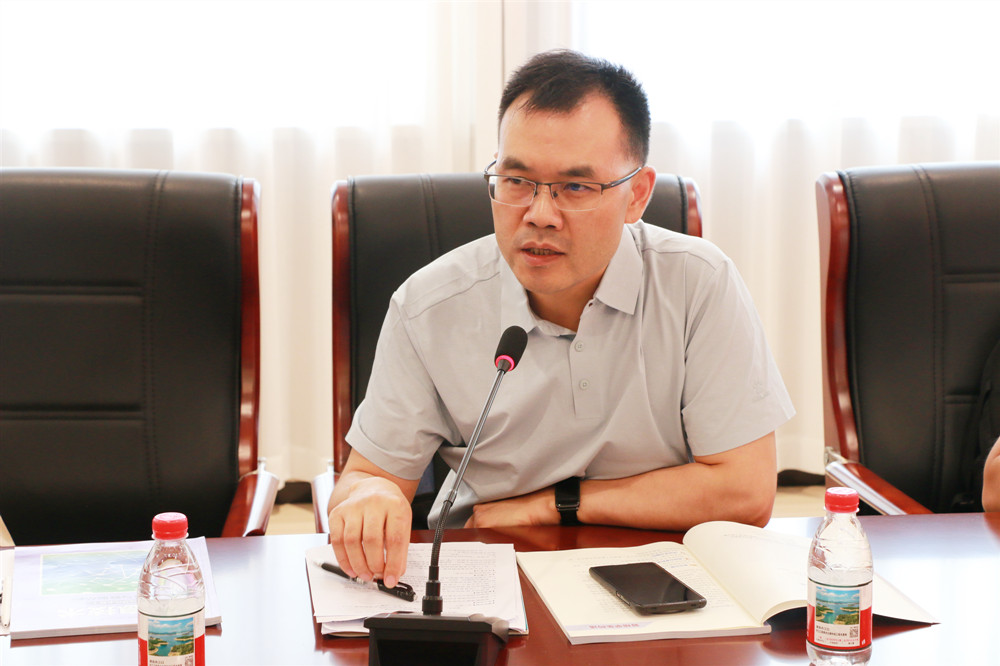郑州市基础教育教学研究室信息技术学科教研员陈辉涛主持研讨会_副本.jpg