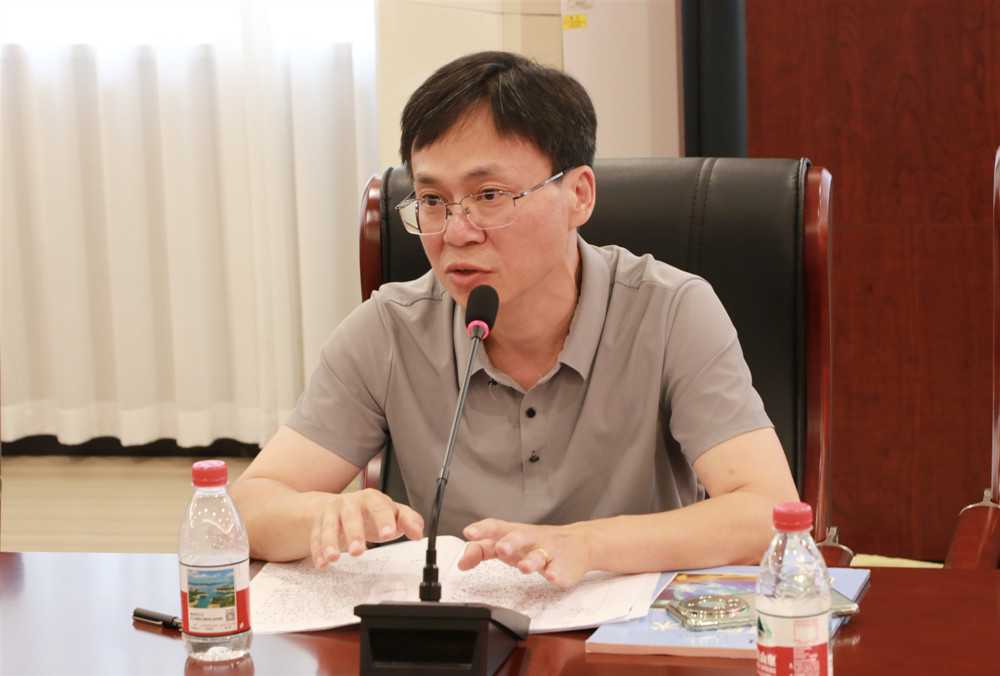 沪科教版信息技术教材编者丁祎教授调研中_副本.jpg