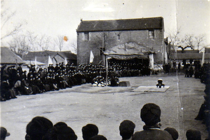1957年我校师生南大街校校院后操场举行运动会-_副本.jpg