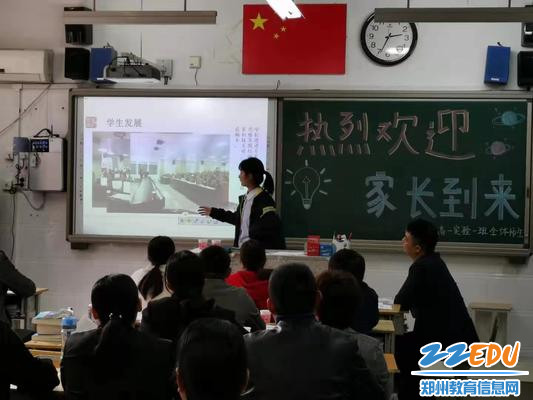 学生向家长展示在校学习、生活情况