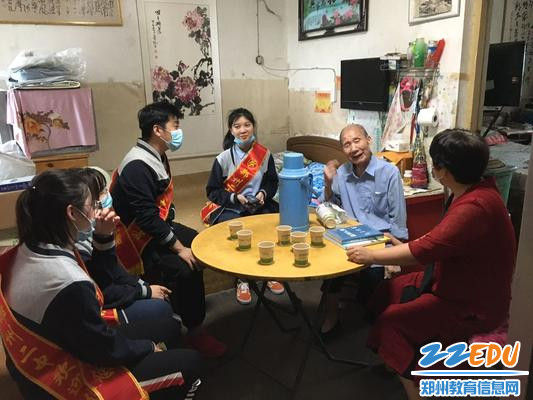 倾听老教师讲述过去的教育故事