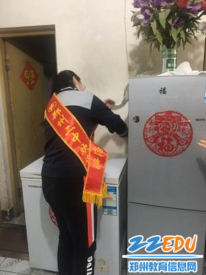 帮助老教师打扫卫生