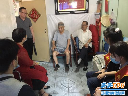 嘱咐青年学生努力学习，成长为对社会有用的人