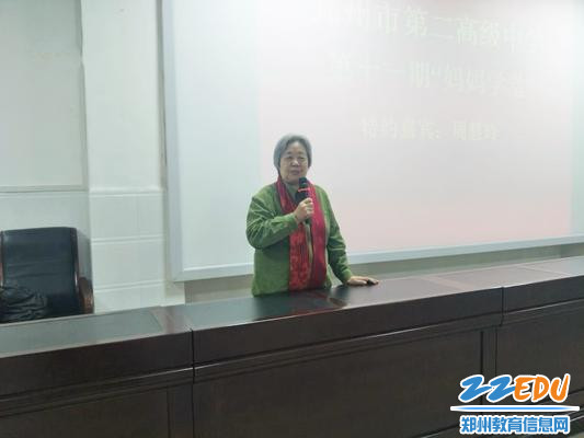 和蔼可亲的周慧玲老师_副本_副本
