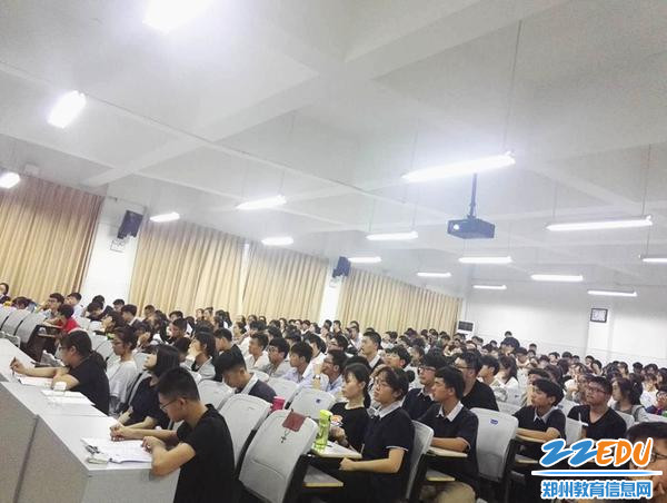 全体学生在认真听报告_副本
