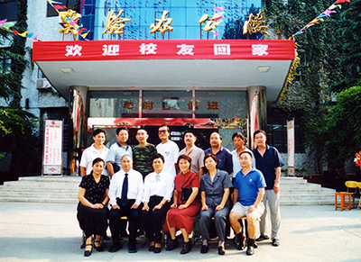 2001年六十周年校庆76届5班学生返校与老师合影